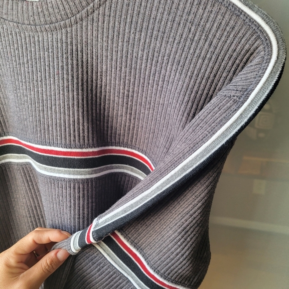 XG From 2009 Gray Striped Long Sleeved Crew Necked Shirt Mediun - Picture 10 of 10